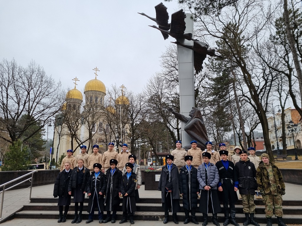 Юнармейцы из Карачаево-Черкессии и казачата Православной гимназии почтили память воинов